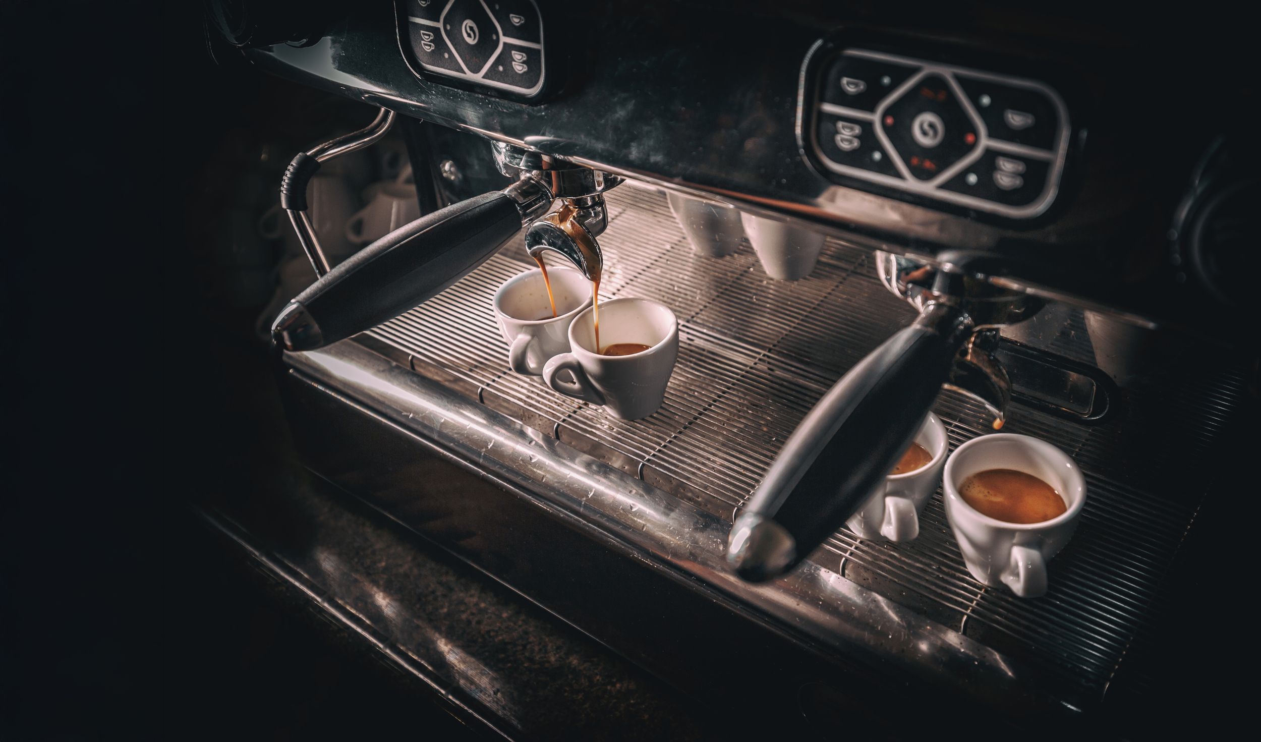 Espressomaschine, die zwei Tassen Kaffee brüht.