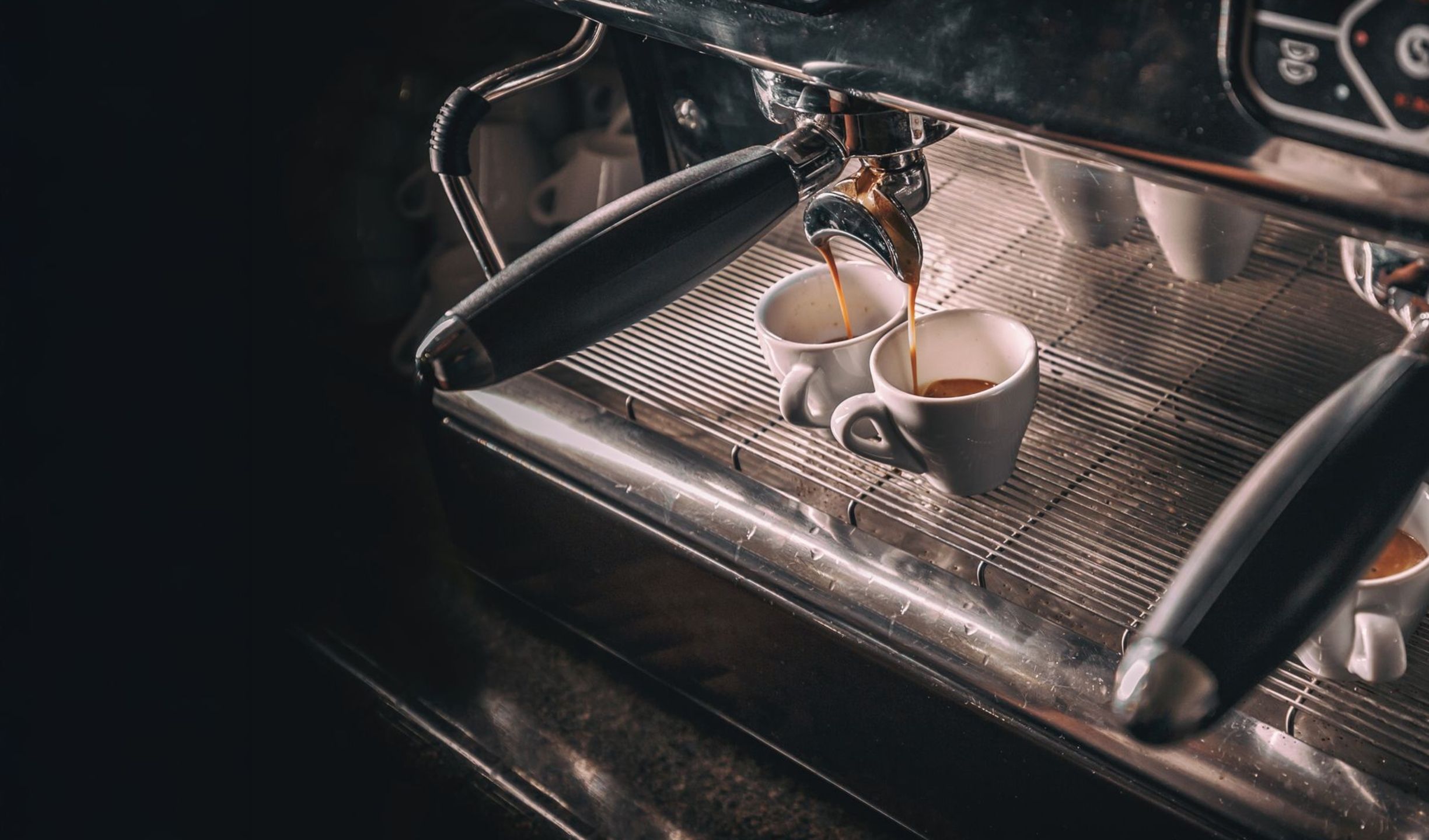 Espressomaschine, die zwei Tassen Kaffee brüht.