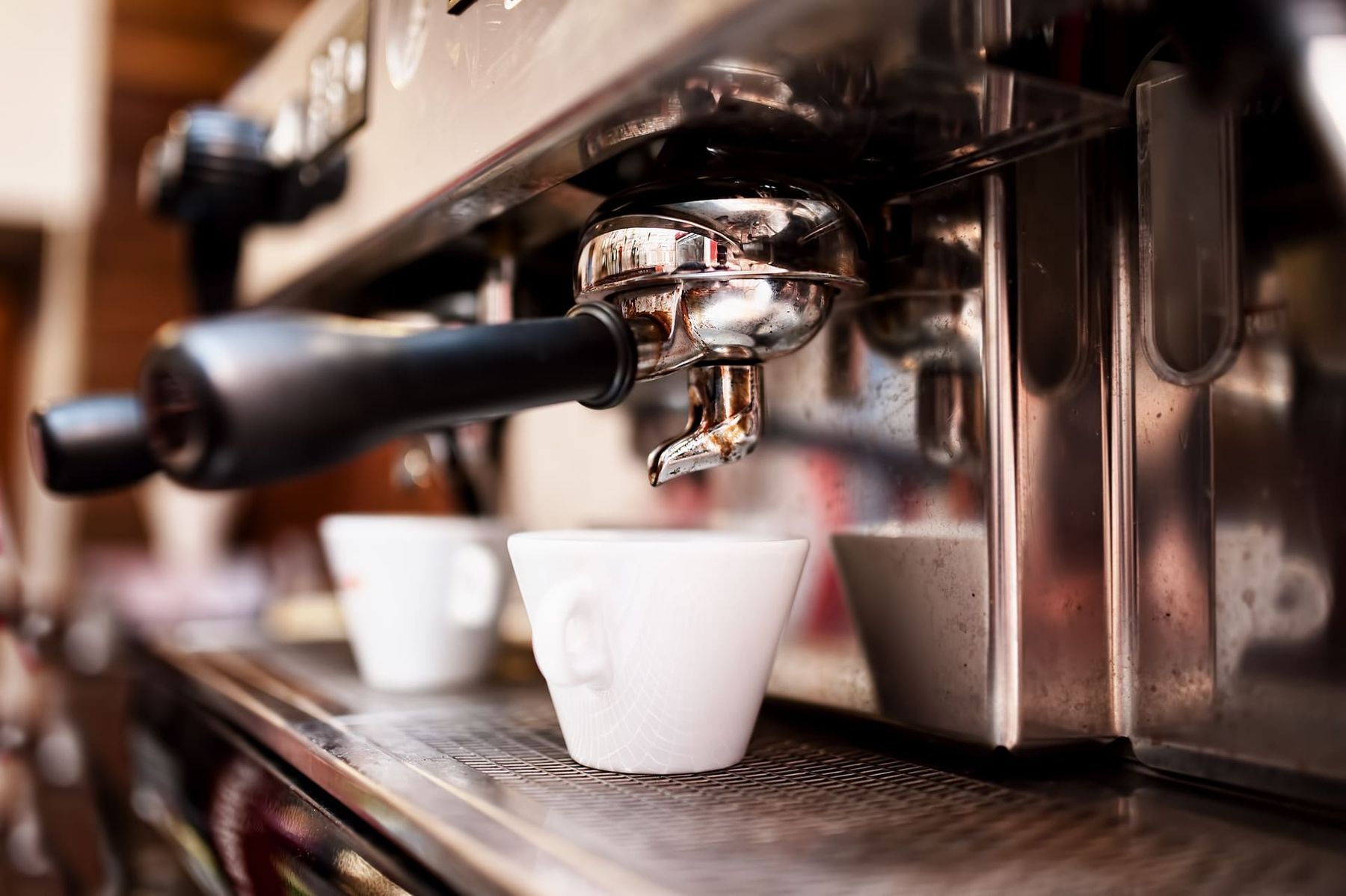 Eine moderne Kaffeemaschine, bereit, köstlichen Kaffee zuzubereiten.