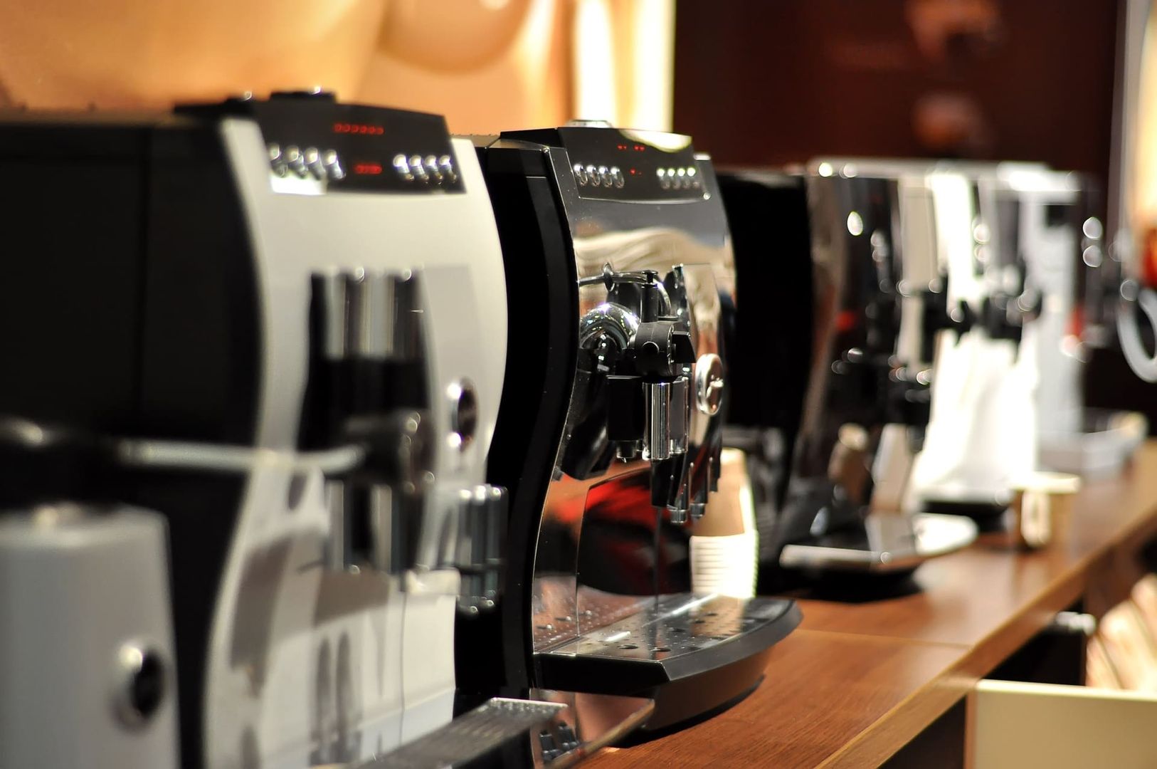 Mehrere Kaffeemaschinen auf einem Tisch, die eine einladende Atmosphäre für Kaffeeliebhaber schaffen.